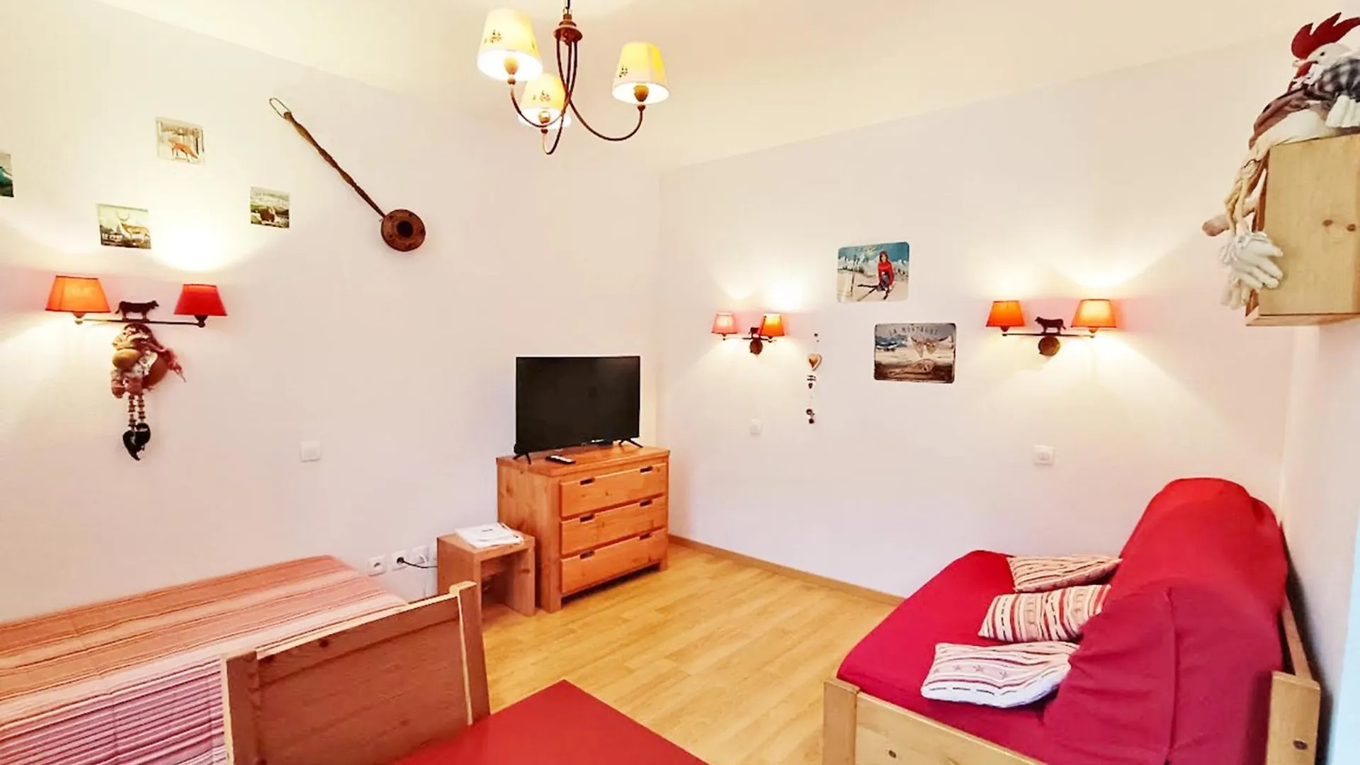 Apartment Le Bouquetin, Studio, Centre Luchon, Wifi, Casier A Skis, Ascenseur, 3 Personnes Bagneres-de-Luchon France